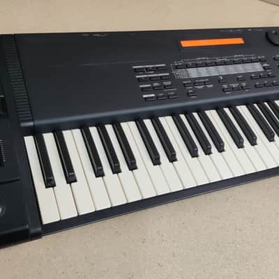 Roland XP-50 61-Key 64-Voice Music Workstation Keyboard 1995 - 1998 - Black