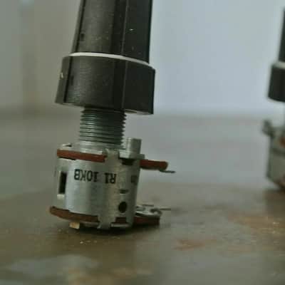 Lot of 25 ALPS 10K/250KA Dual Concentric Potentiometer W/ Knobs image 2
