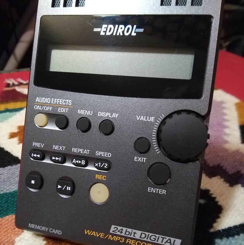 Edirol R-1 Digital Recorder (won't power up) image 1