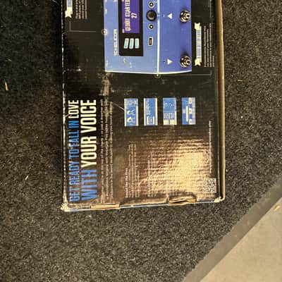 TC Helicon Voice play live 2019 - Blue image 1