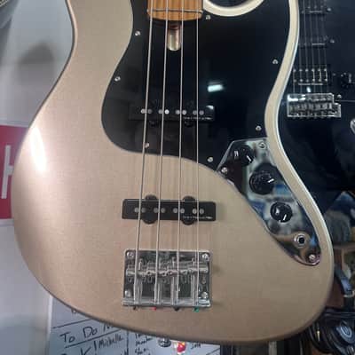 Sire Marcus Miller VR 4 stringChampagne Gold W/MONO Stealth case image 6