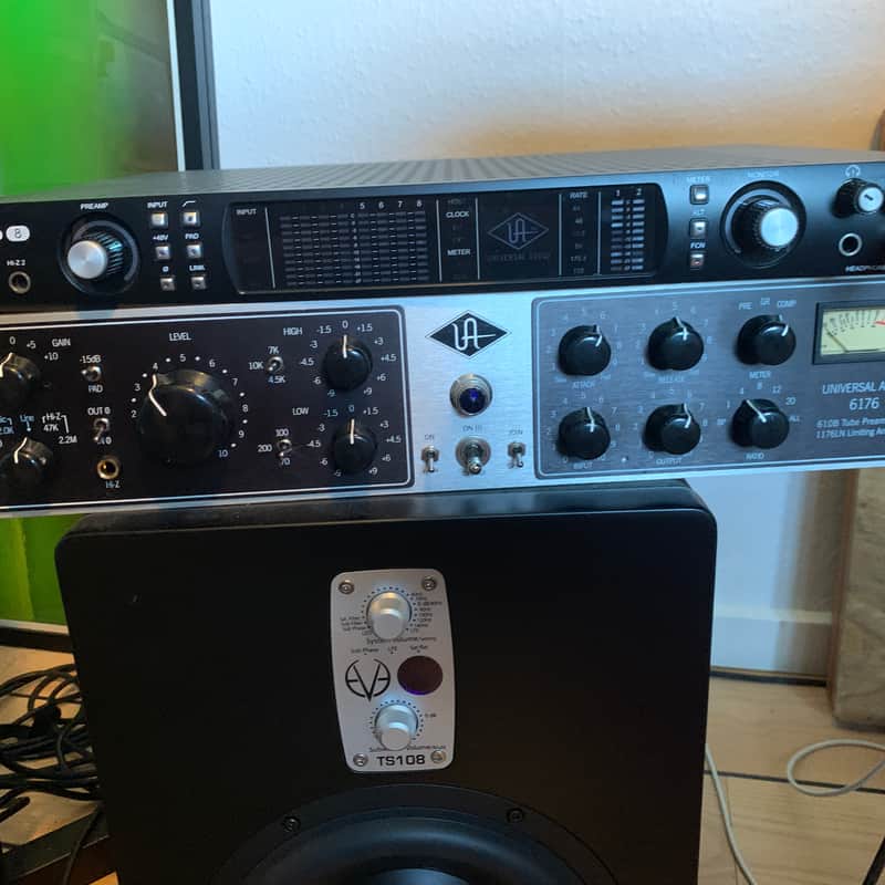 02 – 03 Universal Audio 6176 preamplifier / compressor Silver