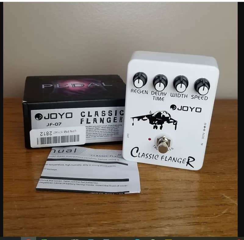 White pedal with knobs, labeled "Classic Flanger," showing input/output jacks.
