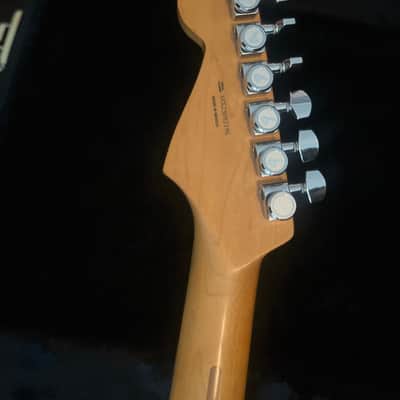 Fender Silverburst Stratocaster players plus with fender noiseless pickups and deluxe locking hard case image 8