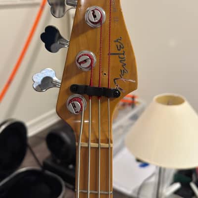 Fender 1999 American deluxe jazz bass 1999 - candy apple (cherry) Red image 4