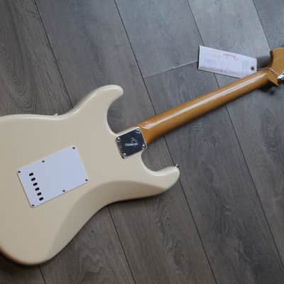 NEW MODEL FENDER "Vintera III Late '60s Stratocaster, Maple Fingerboard, Olympic White" GIGBAG, 3, 75 KG image 2