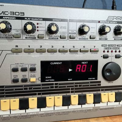 Roland MC-303 Classic Groovebox - Silver image 2