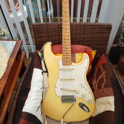 Fender Yngwie Malmsteen Artist Series Signature Stratocaster with Maple Fretboard 2007 - Present - Vintage White image 1