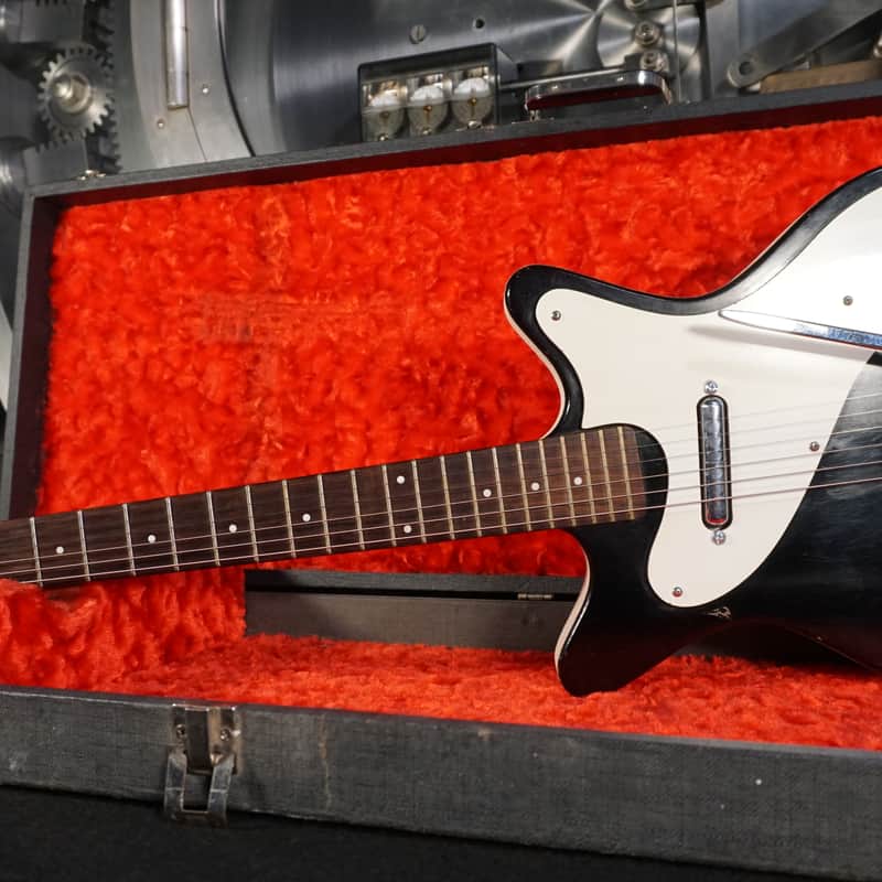 1958 – 1969 Danelectro 4011 Hand Vibrato Single Pickup Shortho…