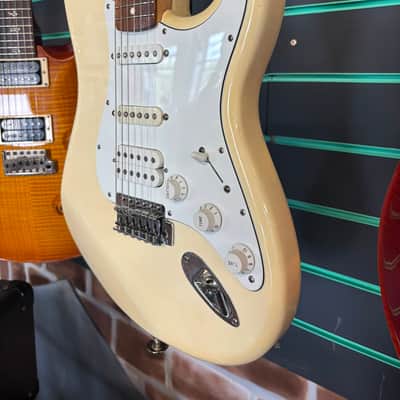 Fender Standard Stratocaster 2001 Electric Guitar image 8