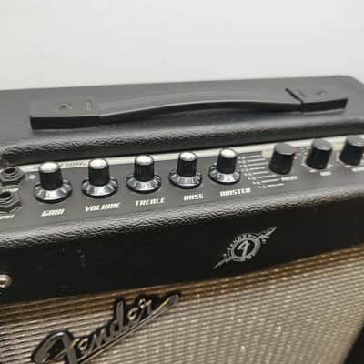 Fender Mustang I V.2 20-Watt 1x8" Modeling Guitar Combo 2013 - 2018 - Black image 3
