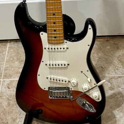 Fender American Series Stratocaster with Maple Fretboard 2002- 3-Color Sunburst image 2