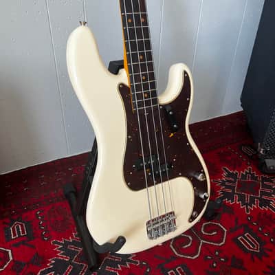 Mojo Dojo – Olympic White Precision Bass – AV II Neck – Custom Shop Pickup – PLEK + Pro Setup – Excellent Player image 4