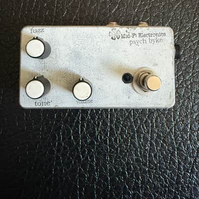 Mid-Fi Electronics psych byke - worn white image 1