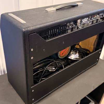 Fender '64 Custom Deluxe Reverb-Amp 2-Channel 20-Watt 1x12" Guitar Combo 2017 - Present - Black image 3