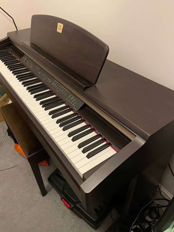 Yamaha Clavinova CLP-130C 電子ピアノ Yamaha Clavinova CLP-130 Digital Piano in dark rosewood stock