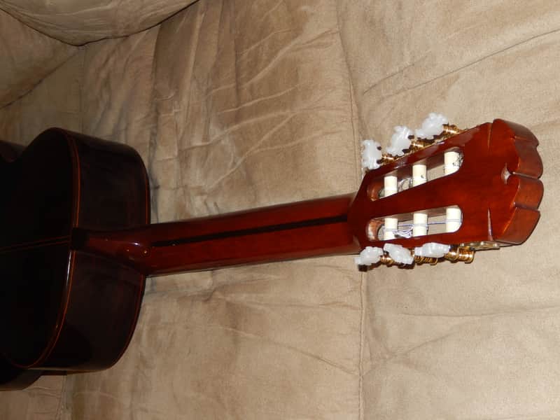 HAND MADE IN JAPAN GREAT VINTAGE SUZUKI C200 CLASSICAL GUITAR IN