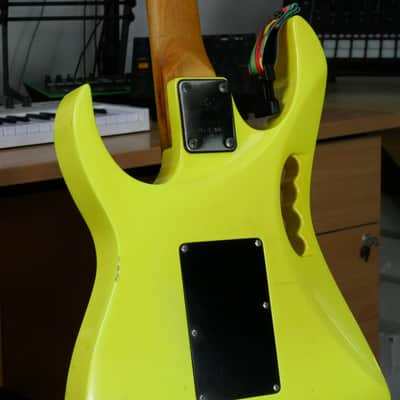 Ibanez JEM777DY Desert Yellow – 1988 First Generation Steve Vai Signature – Disappearing Pyramid Inlays – Original Pink Logo Ibanez Case image 12