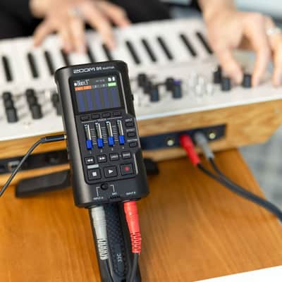 Zoom R4 MultiTrak Digital Mixer with 2-Inch LCD Display, Built-In Condenser Microphone, and Non-Skid Rubber Feet image 6