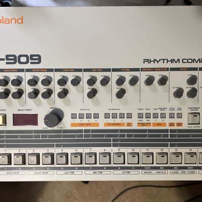 Roland TR-909 Rhythm Composer 1983 - 1985 - White