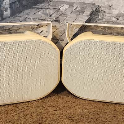 Denon Denon DN205IO 6.5" White 2-Way Passive Indoor/Outdoor Speaker inc Bracket 90s  - White image 1