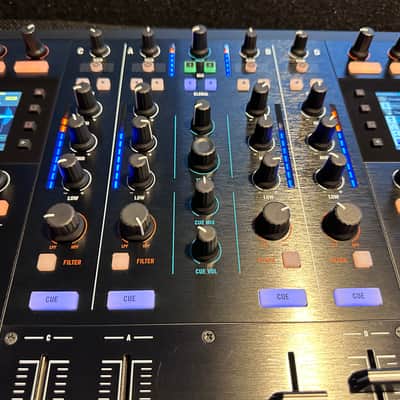 Native Instruments Traktor Kontrol S8 with Flight Case image 10