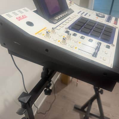 Akai MPC4000 Music Production Center - White image 2