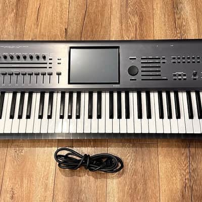 Korg Kronos 61 Music Workstation.........EXCELLENT CONDITION