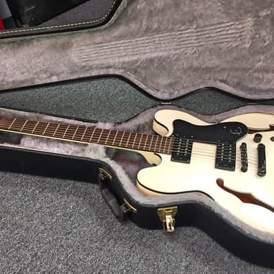 Epiphone Dot Studio - Alpine White with black binding (Hardshell