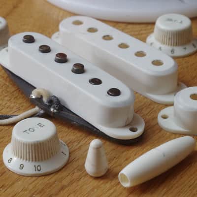 Relic Vintage Style Stratocaster Strat Plastics Set Covers Knobs & Tips image 1