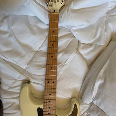 Fender "Squier Series" Standard Stratocaster with Maple Fretboard 1992 - 1996 - Arctic White image 12