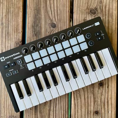 Novation Launchkey Mini MKII MIDI Keyboard Controller with Gator Case image 2