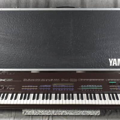 YAMAHA DX5 6-operator FM tone generators synthesizer in Good condition.