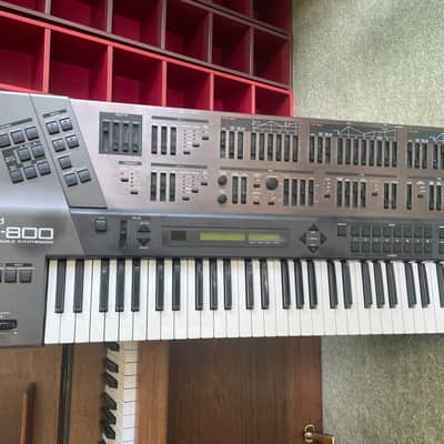 Roland JD-800 61-Key Programmable Synthesizer 1991 - 1995 - Carbon