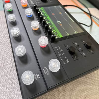Line 6 Helix Stadium Floor – Mint Condition + 12 Clear Button Toppers + Tempered Glass Protector + 2 Balanced XLR Cables image 3