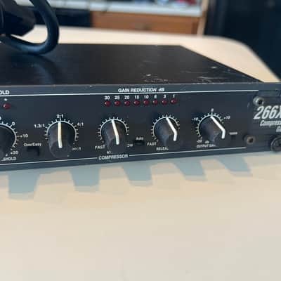 dbx 166XL Stereo Compressor / Limiter / Gate with IEC power cable & rack mount bolts/washers image 4