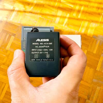 Alesis HR-16 High Sample Rate 16-Bit Drum Machine with original manual + original p.supply and blue led display! image 11