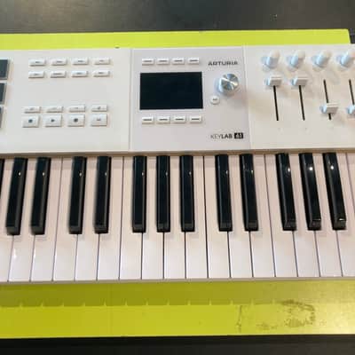 Arturia KeyLab 61 MkIII MIDI Controller 2024 - Present - White image 4