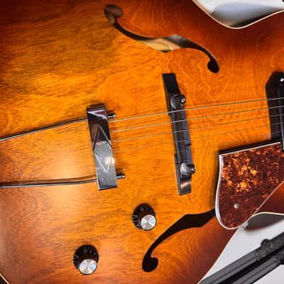 Godin 5th Avenue Kingpin 2010s - Cognac Burst image 4