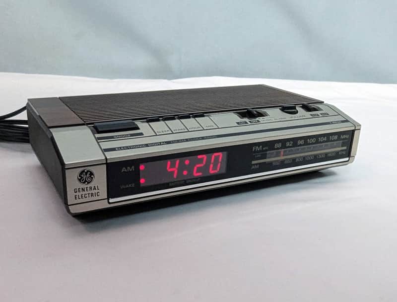 Vintage General Electric Am/fm Alarm Clock Radio Model 7-4634b Red Display 1970s image 1