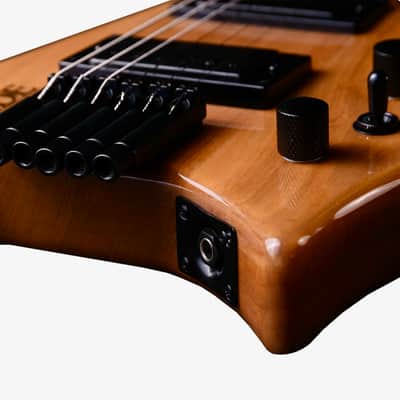 BootLegger Guitar Spade Gibson Scale 24.75 Headless Guitar With Case 2022 Honey Clear image 7