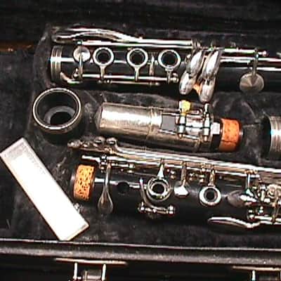 A Vito Reso-Tone Bb Clarinet in it's Original Case & Ready to Play   11 C image 3