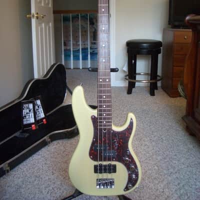 Fender 50th Anniversary American Deluxe Precision Bass Guitar & Case. image 3