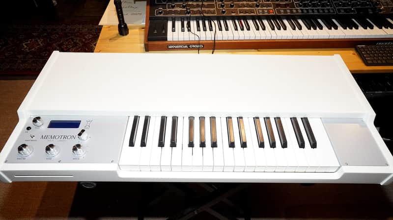 Manikin Electronic Memotron Keyboard 2010s - White imagen 1