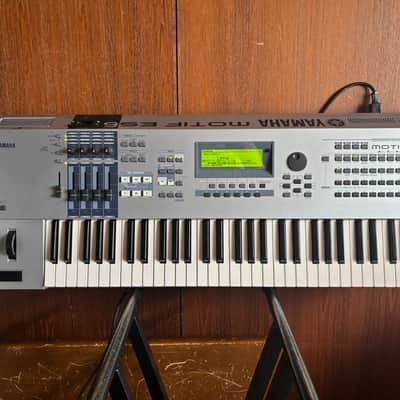Yamaha MOTIF ES6 Music Production Synthesizer w/ bag