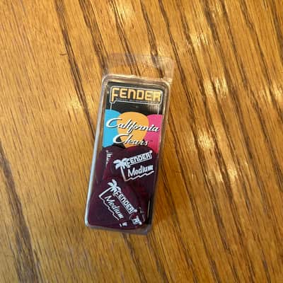 Fender California Clears 12 Medium Picks - Candy Apple Red - 098-1351-809 - 2000βs - Discontinued image 4