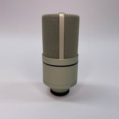 MXL 990 Large Diaphragm Condenser Microphone – w/ Shock Mount, Clip & Case – Clean image 4