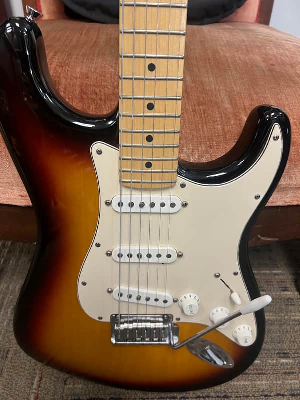 2005 USA Fender Stratocaster Tri-Burst Electric Guitar 7.6 LBS With Gigbag image 1