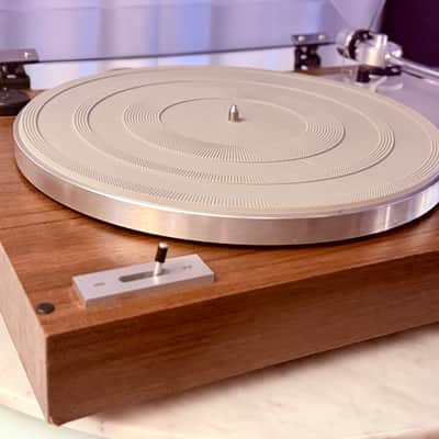 ✨✨ Yamaha YP-211 Vintage Belt-Drive Turntable – Woodgrain Plinth, S-Shaped Tonearm, Smoked Dust Cover, Tested – BVA image 9