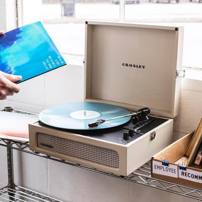 Crosley CR8017B-DU Voyager Vintage Portable Vinyl Record Player Turntable with Bluetooth in/Out and Built-in Speakers - Dune image 9